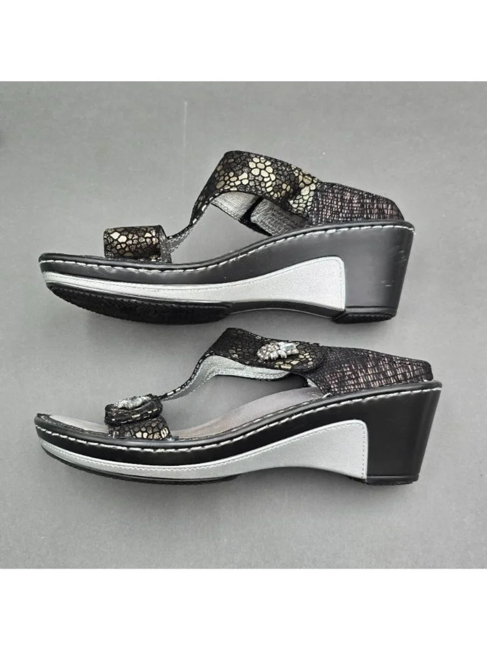 Alegria Lara Pewter Mosaic Wedge Sandals Size 37 T-Strap Comfort Slide - Picture 4 of 13